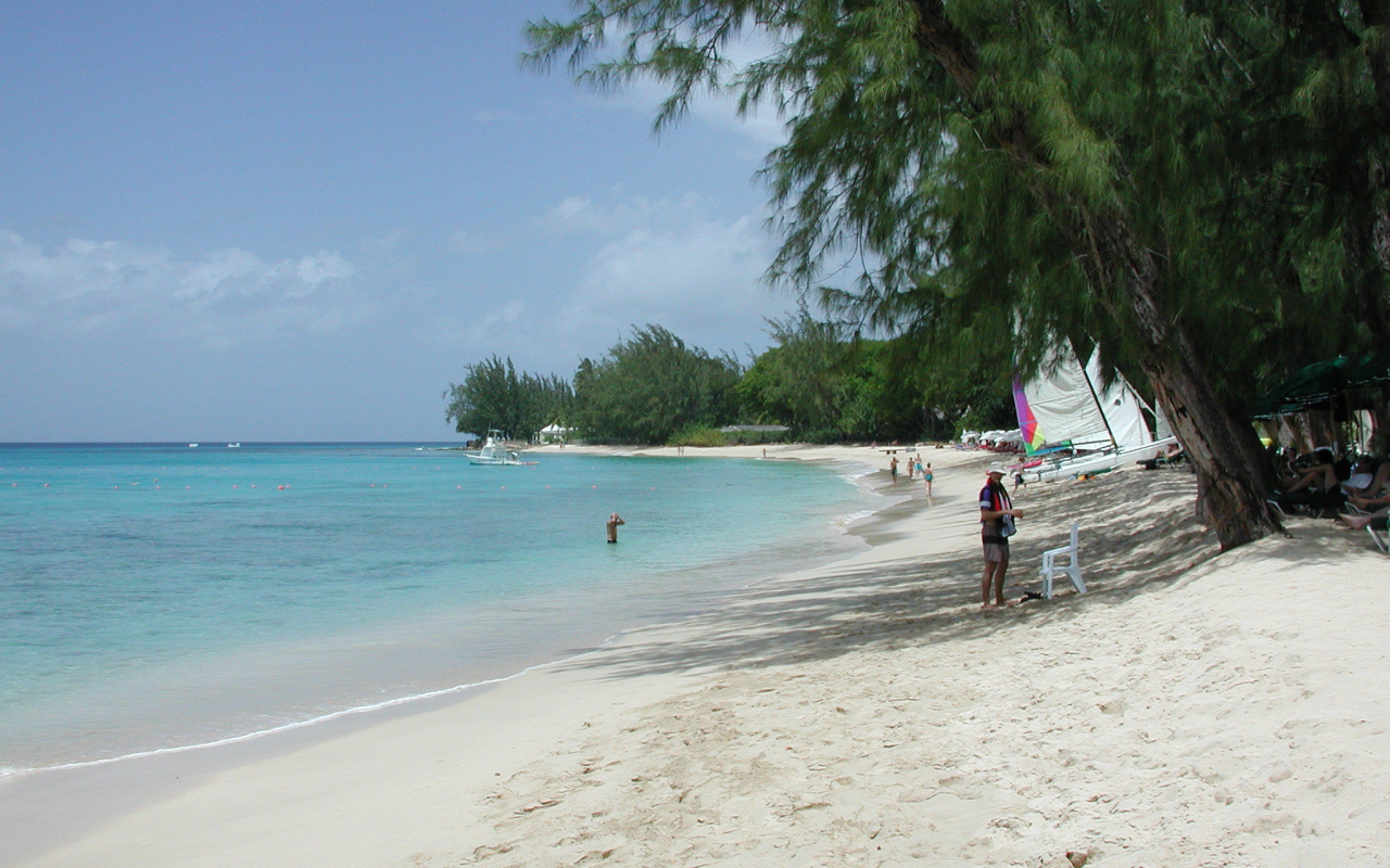 Люди отдыхают на пляже в Барбадосе