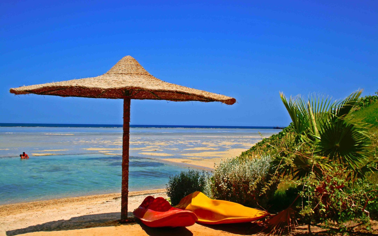 Осенний отдых на пляже на курорте Марса Алам, Египет