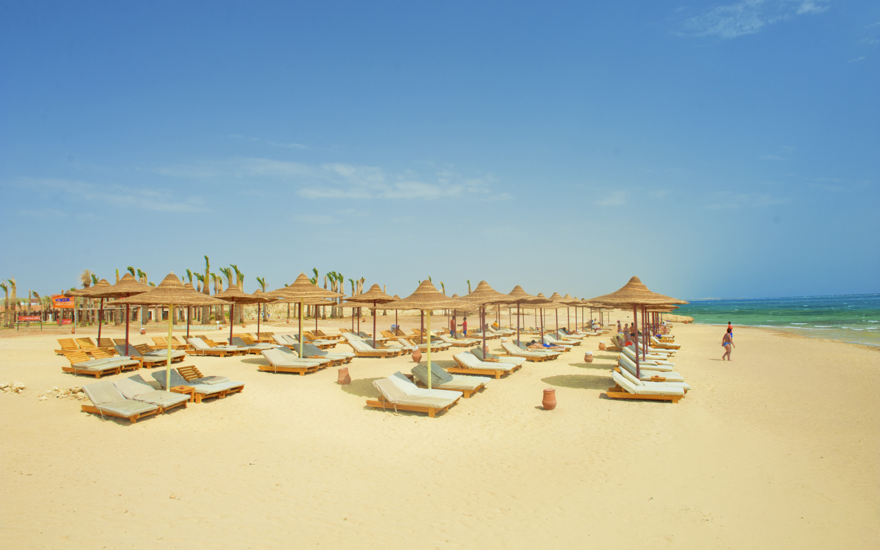 Золотой пляж на курорте Марса Алам, Египет