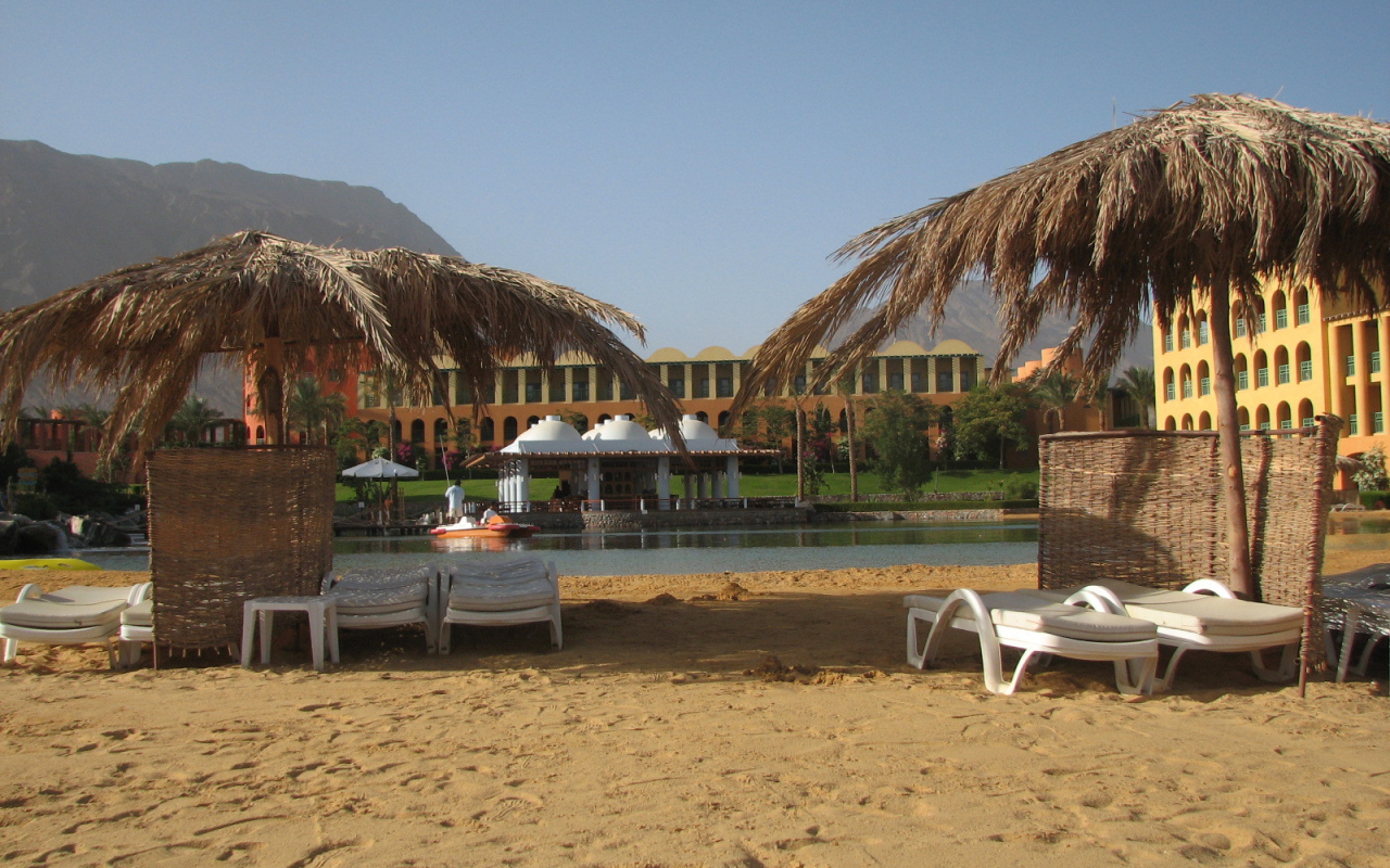 Отдых на пляже на курорте Таба, Египет