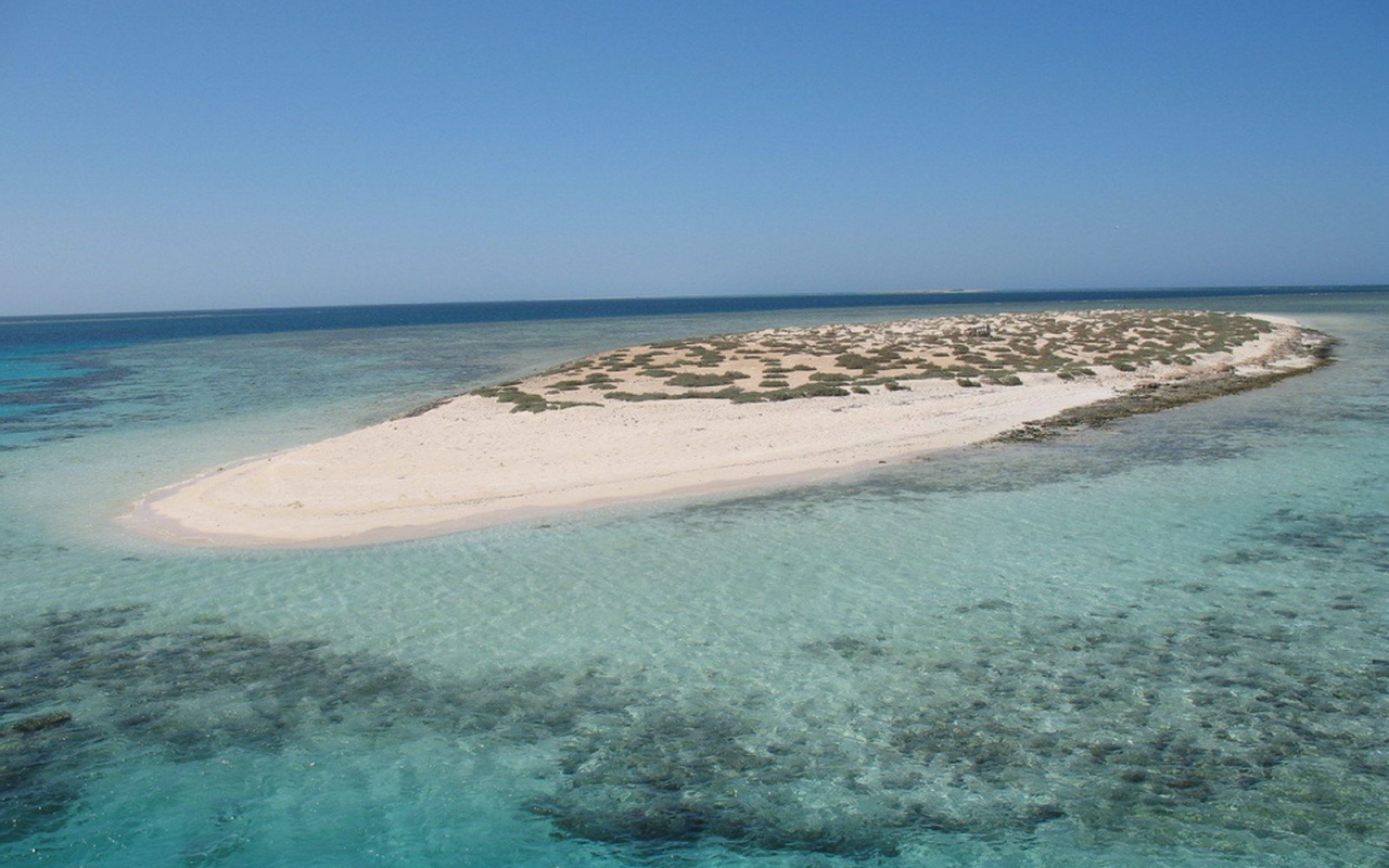 Песчаный остров у берега на курорте Марса Алам, Египет