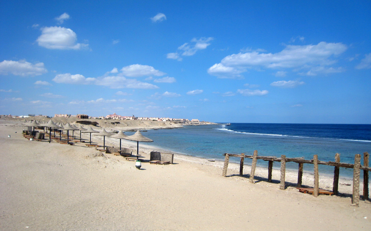 Летний отдых на пляже на курорте Марса Алам, Египет