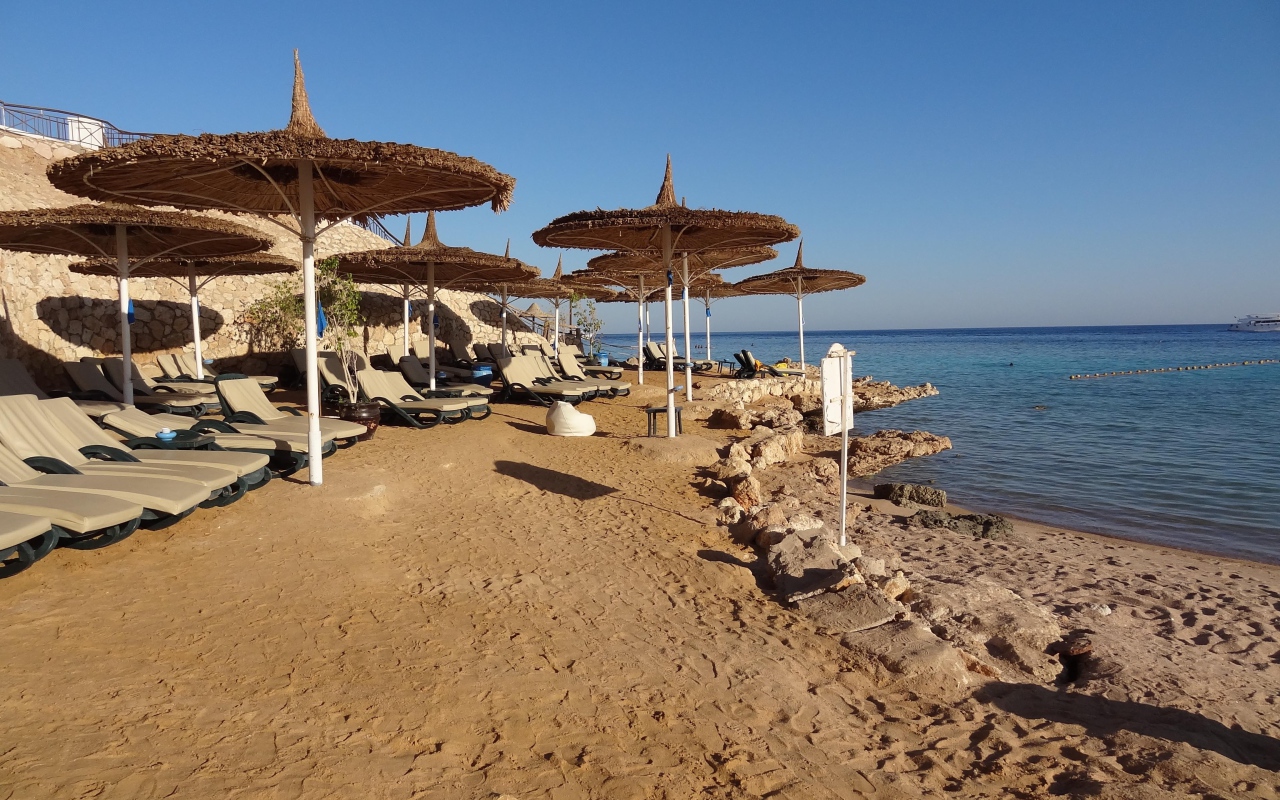 Летний отдых на пляже на курорте Шарм эль Шейх, Египет