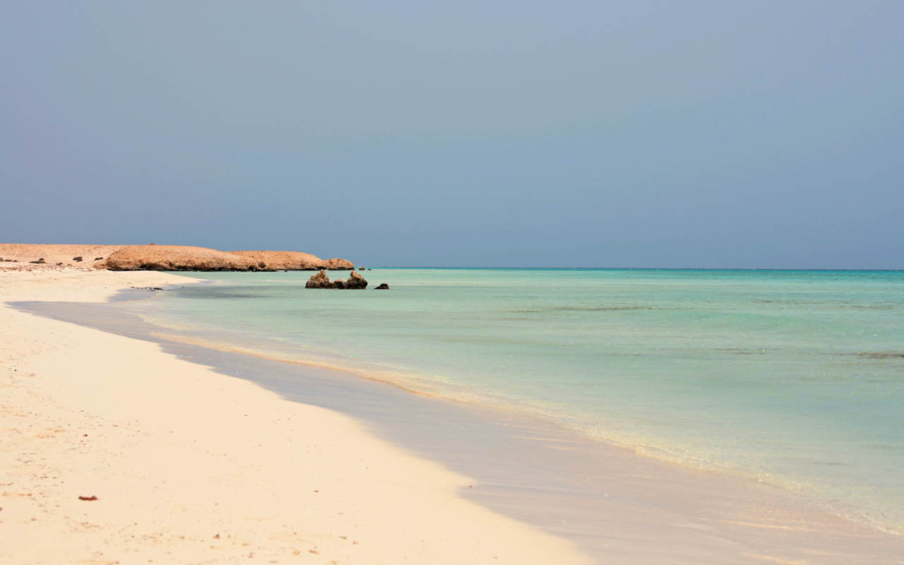 Белый песок на пляже на курорте Марса Алам, Египет