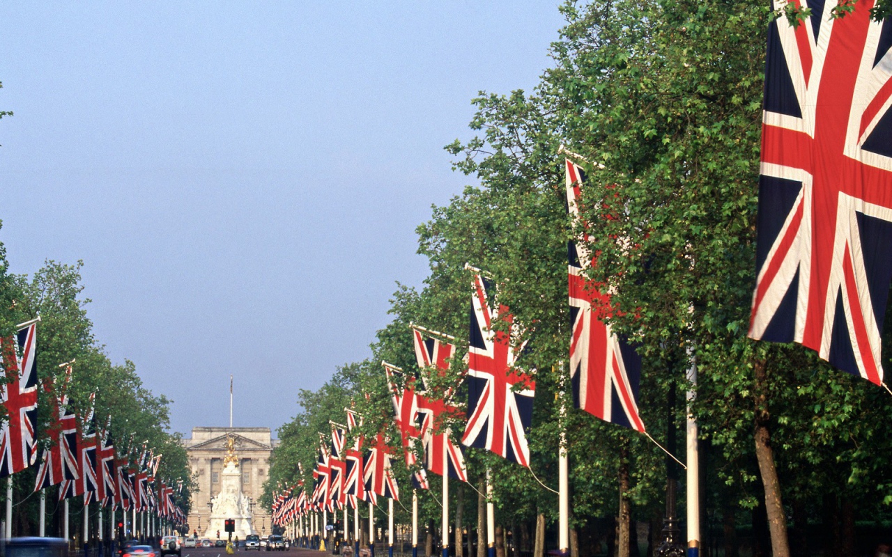Аллея с Британскими флагами