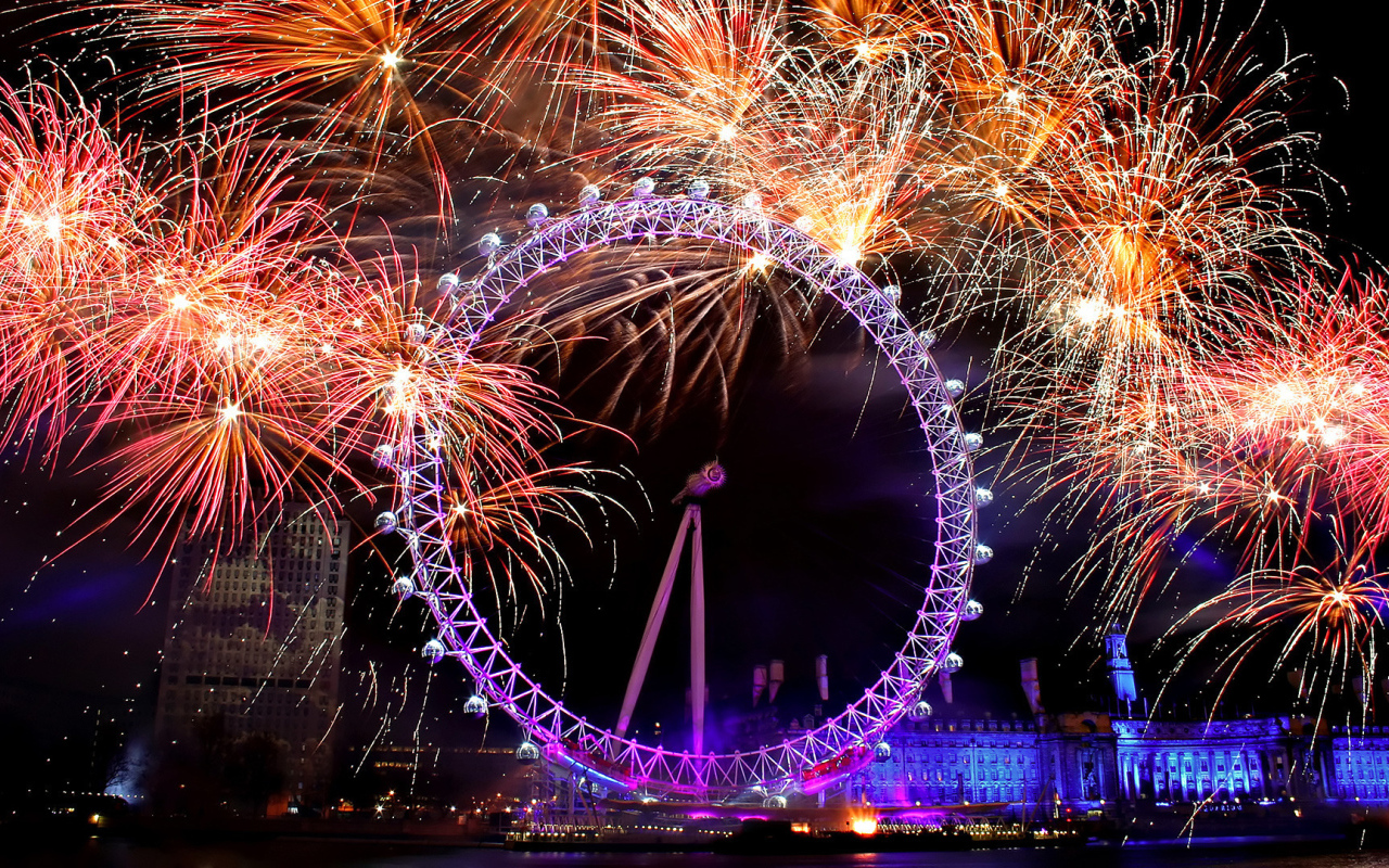 Колесо обозрения на фоне фейерверков в Лондоне