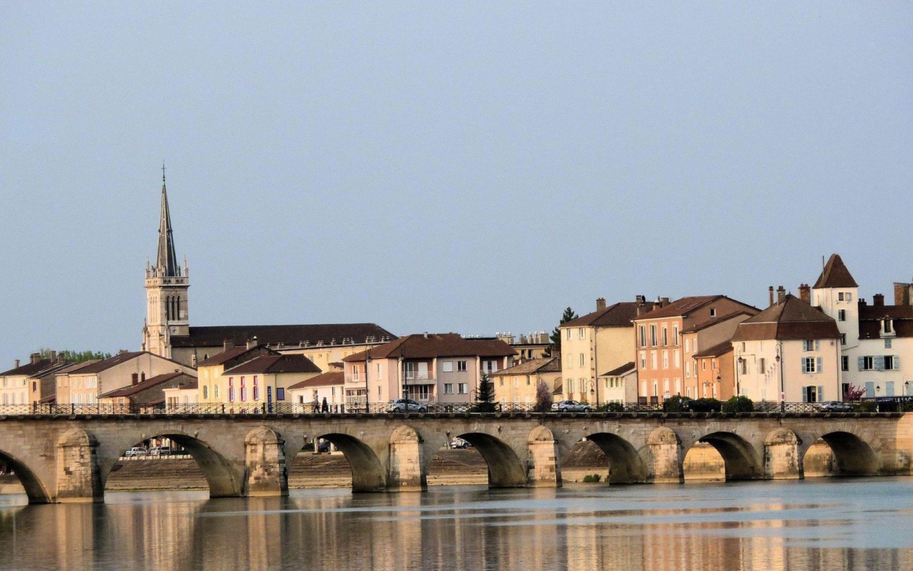 Старинный мост в городе Лион, Франция