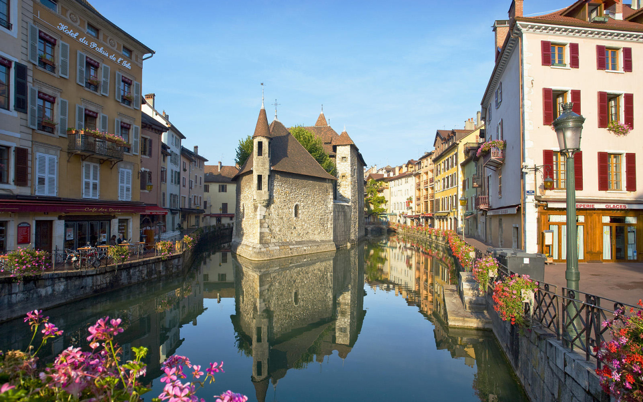 Цветущая набережная в городе Аннеси, Франция