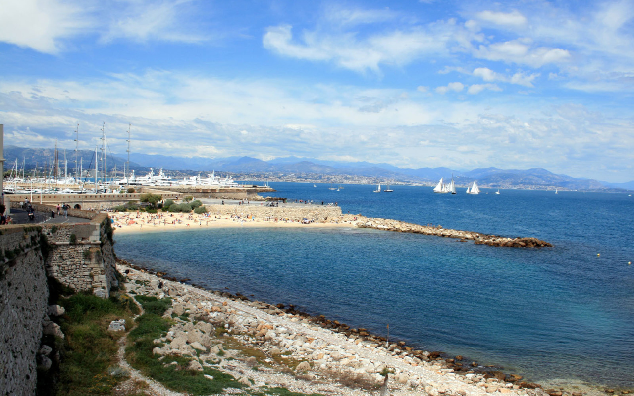 Голубая лагуна на курорте Антибы, Франция