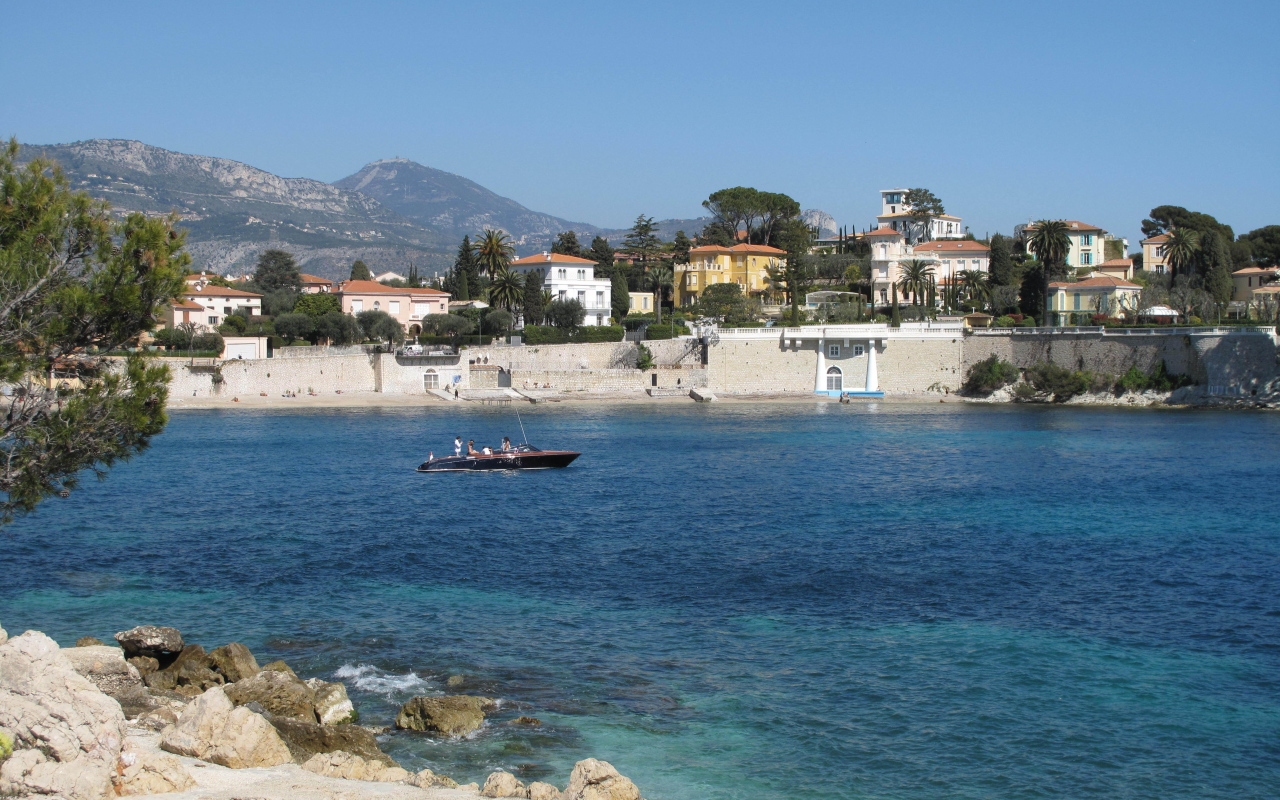 Лодка в заливе на курорте Сен-Жан-Кап-Ферра, Франция