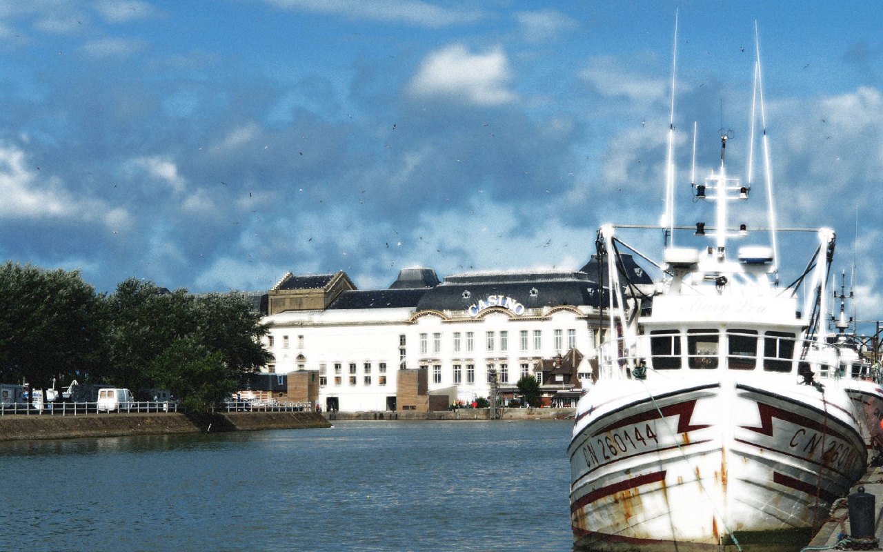 Лодка в порту на курорте Мирамар Круести, Франция