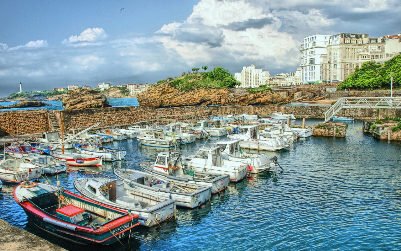 Лодки в порту на курорте Биарриц, Франция