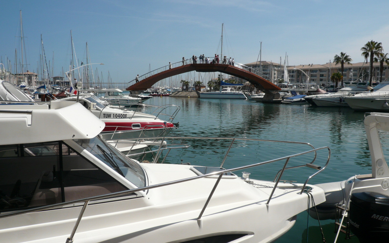 Мост на курорте Порт Де Фрежюс, Франция