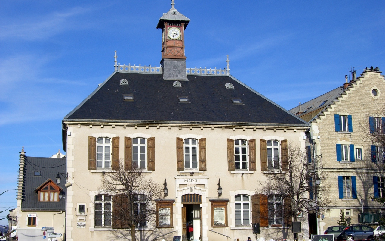 Здание с часами на курорте Виллар-де-Ланс, Франция