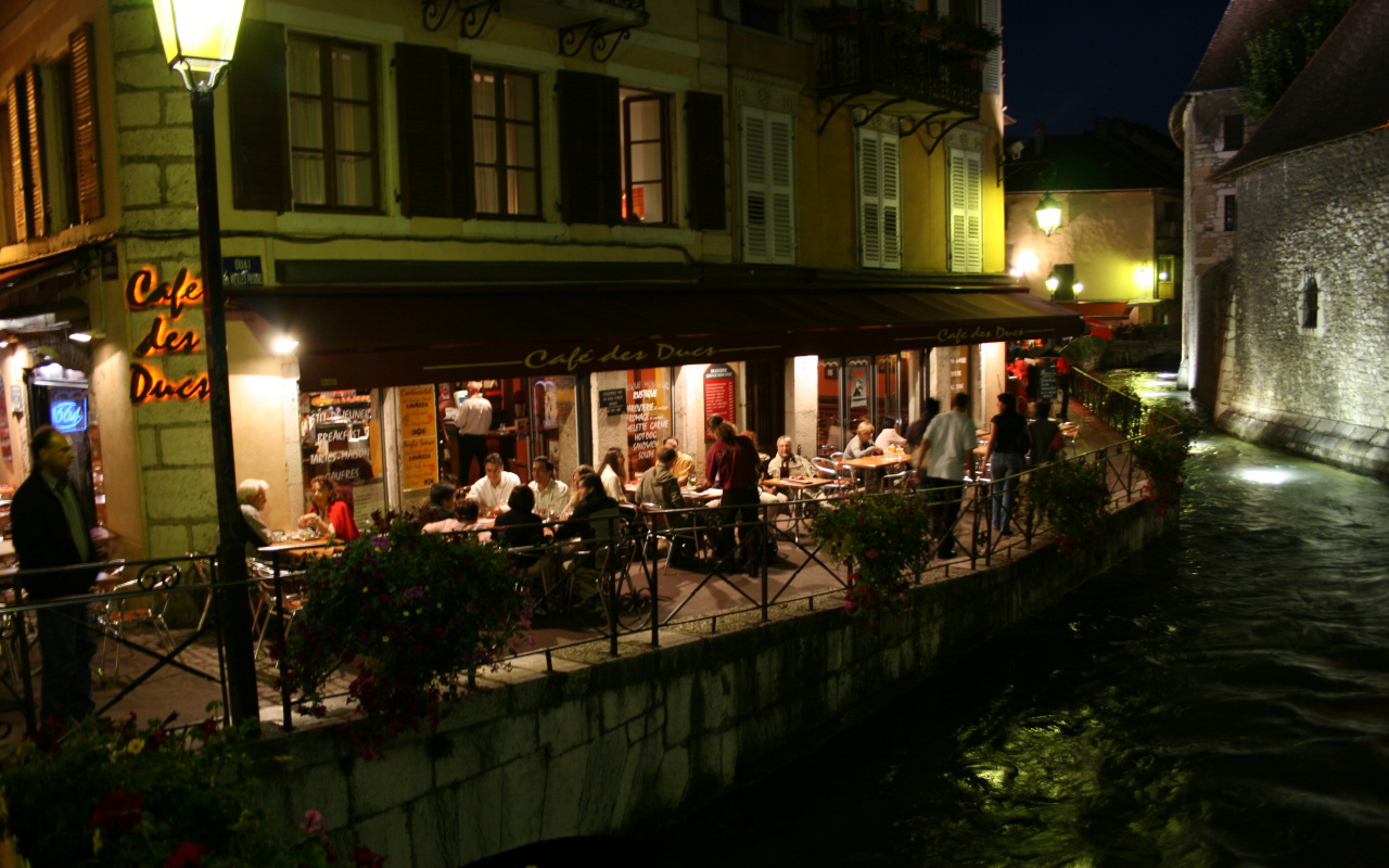 Кафе на набережной в городе Аннеси, Франция