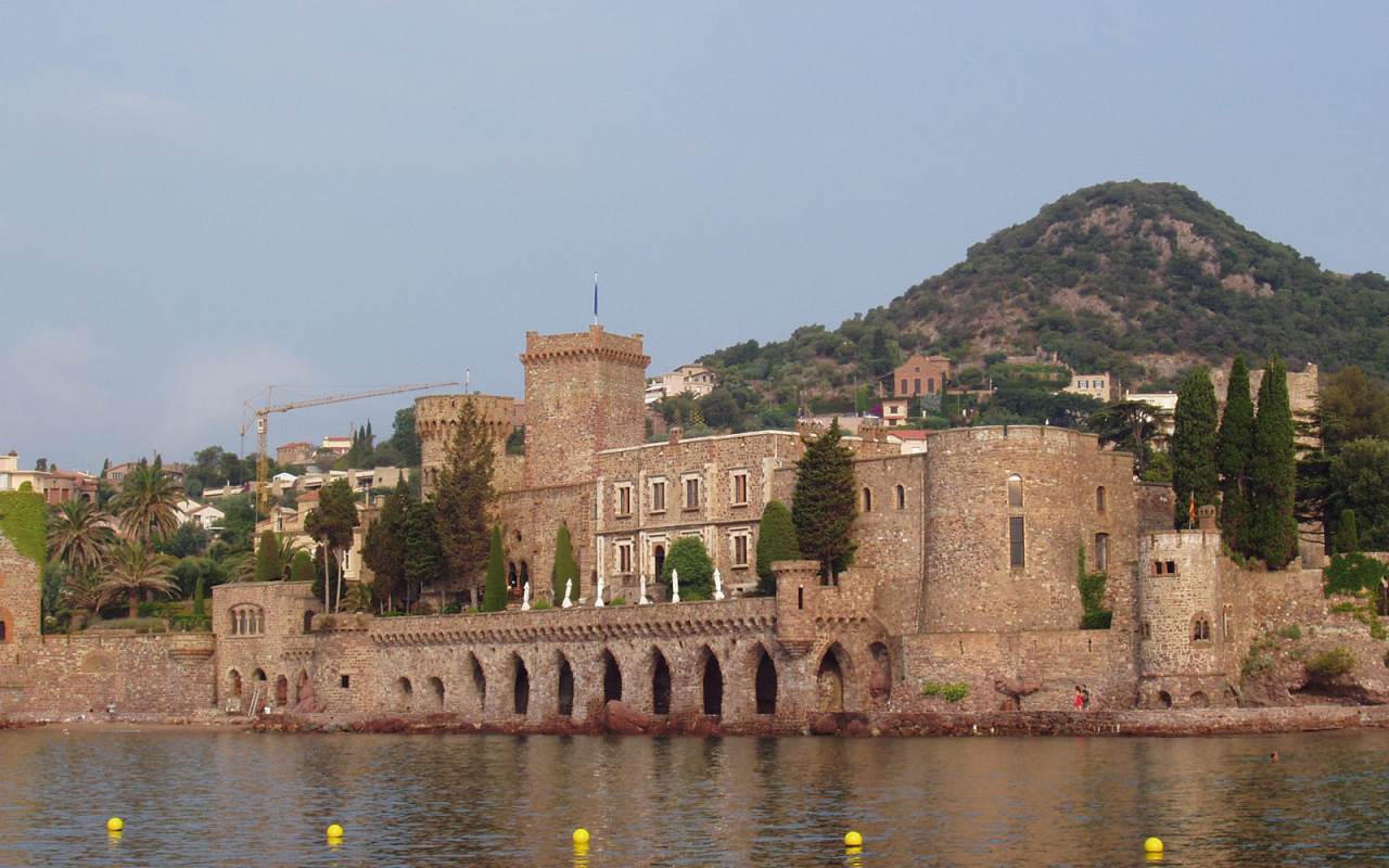 Замок на побережье на курорте Манделье ля Напуль, Франция