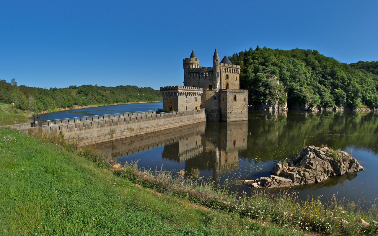 Замок на реке в Луаре, Франция