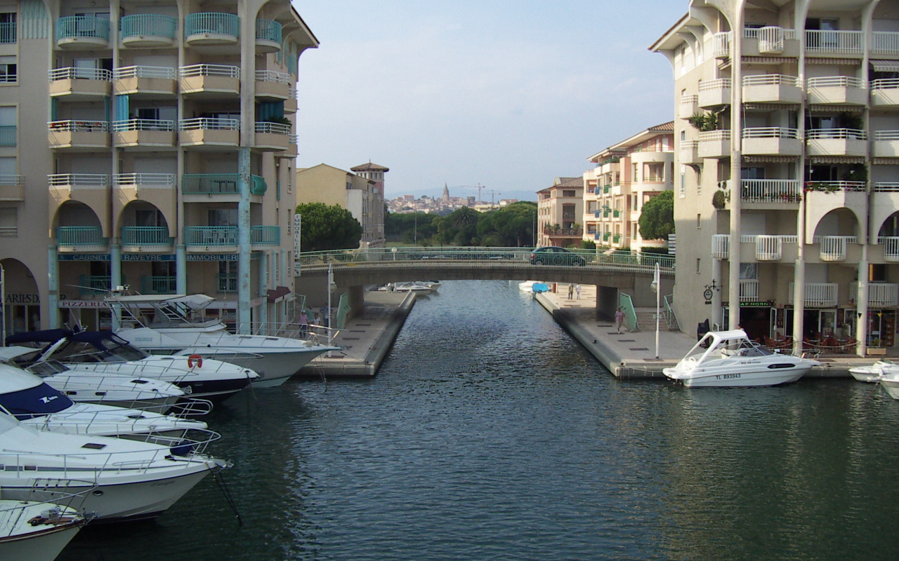 Канал на курорте Порт Де Фрежюс, Франция