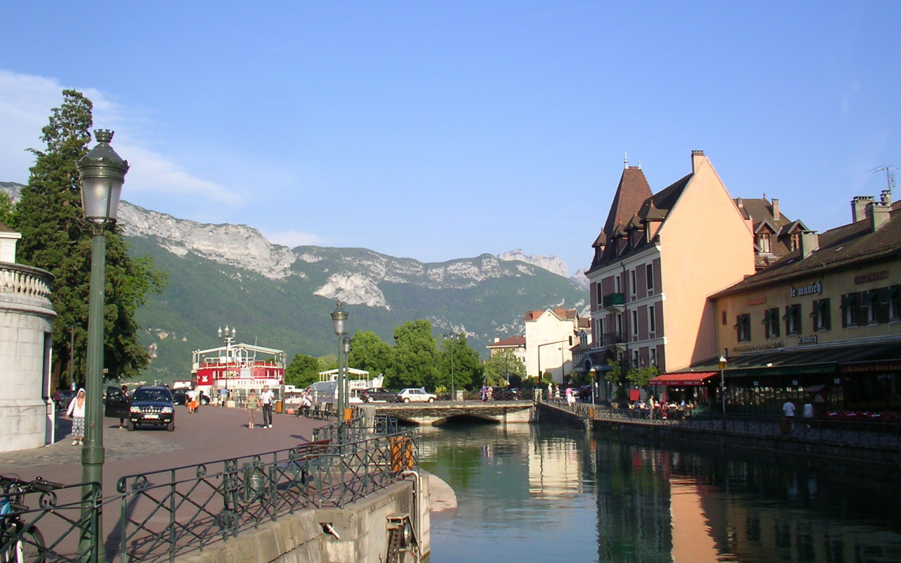 Канал на фоне гор в городе Аннеси, Франция