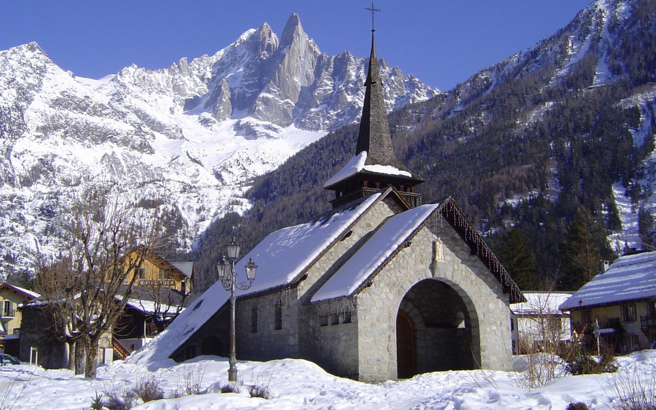 Церковь на курорте Шамони, Франция