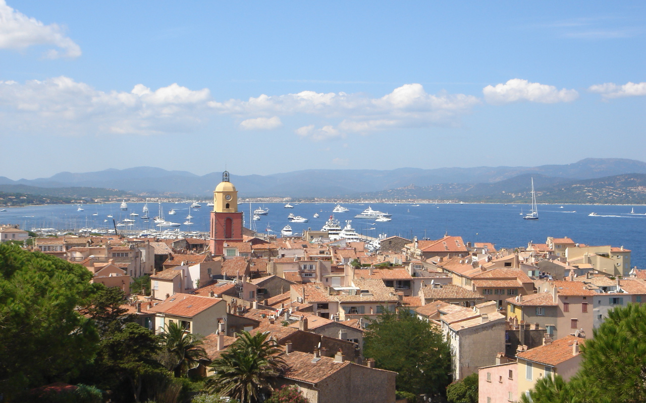 Город на фоне залива на курорте Сен-Тропе, Франция