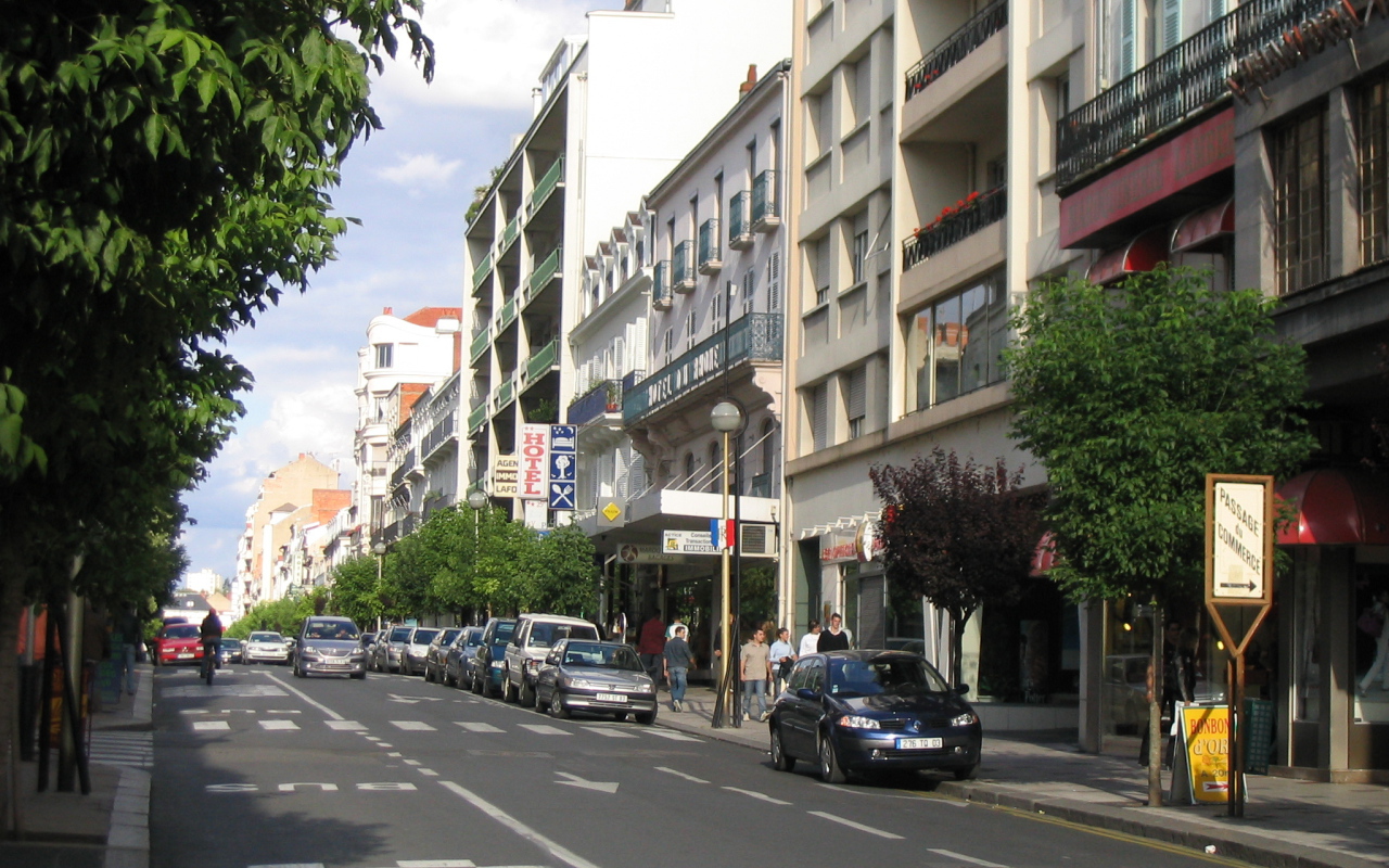 Городская улица в городе Виши, Франция