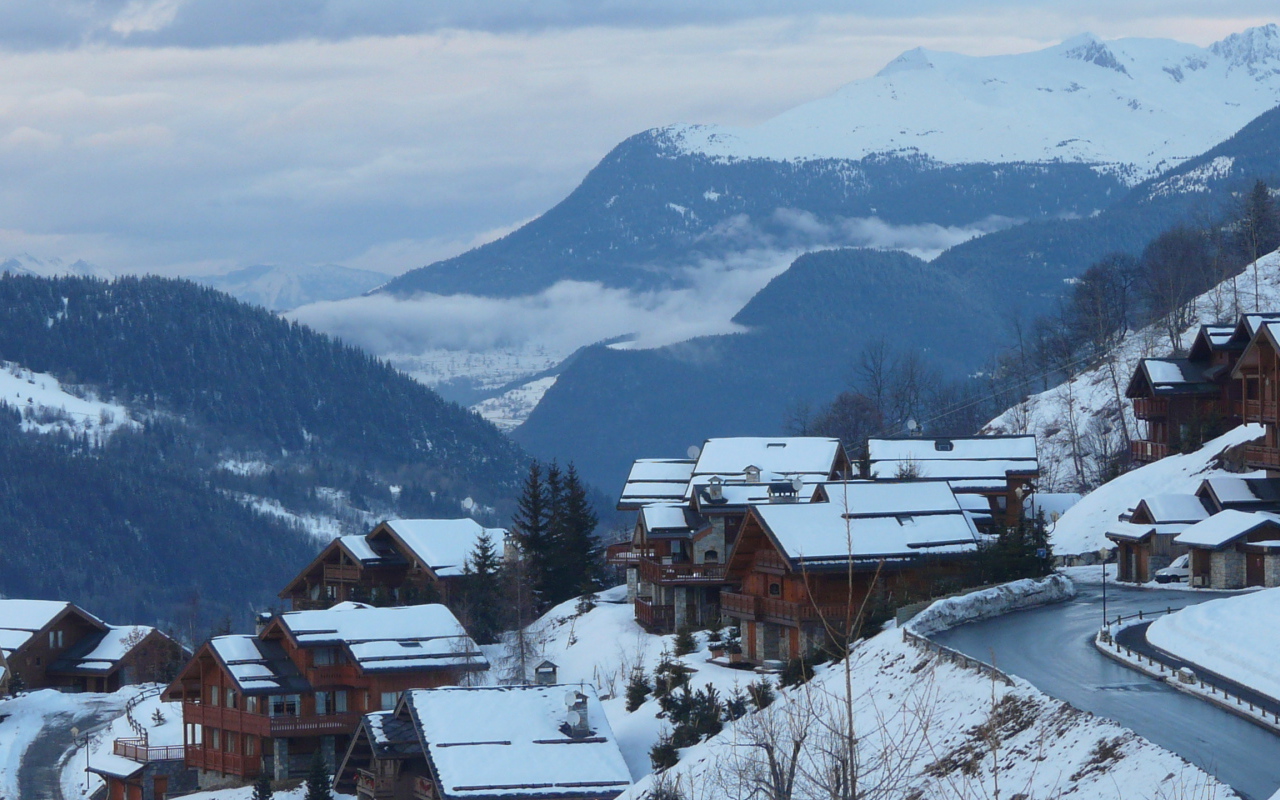 Городская улица на горнолыжном курорте Мерибель, Франция