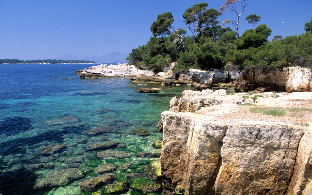 Побережье на курорте Антибы, Франция