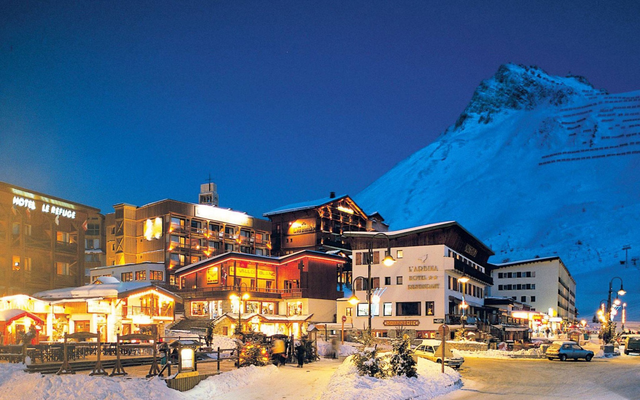 Вечерние огни на горнолыжном курорте Тинь, Франция