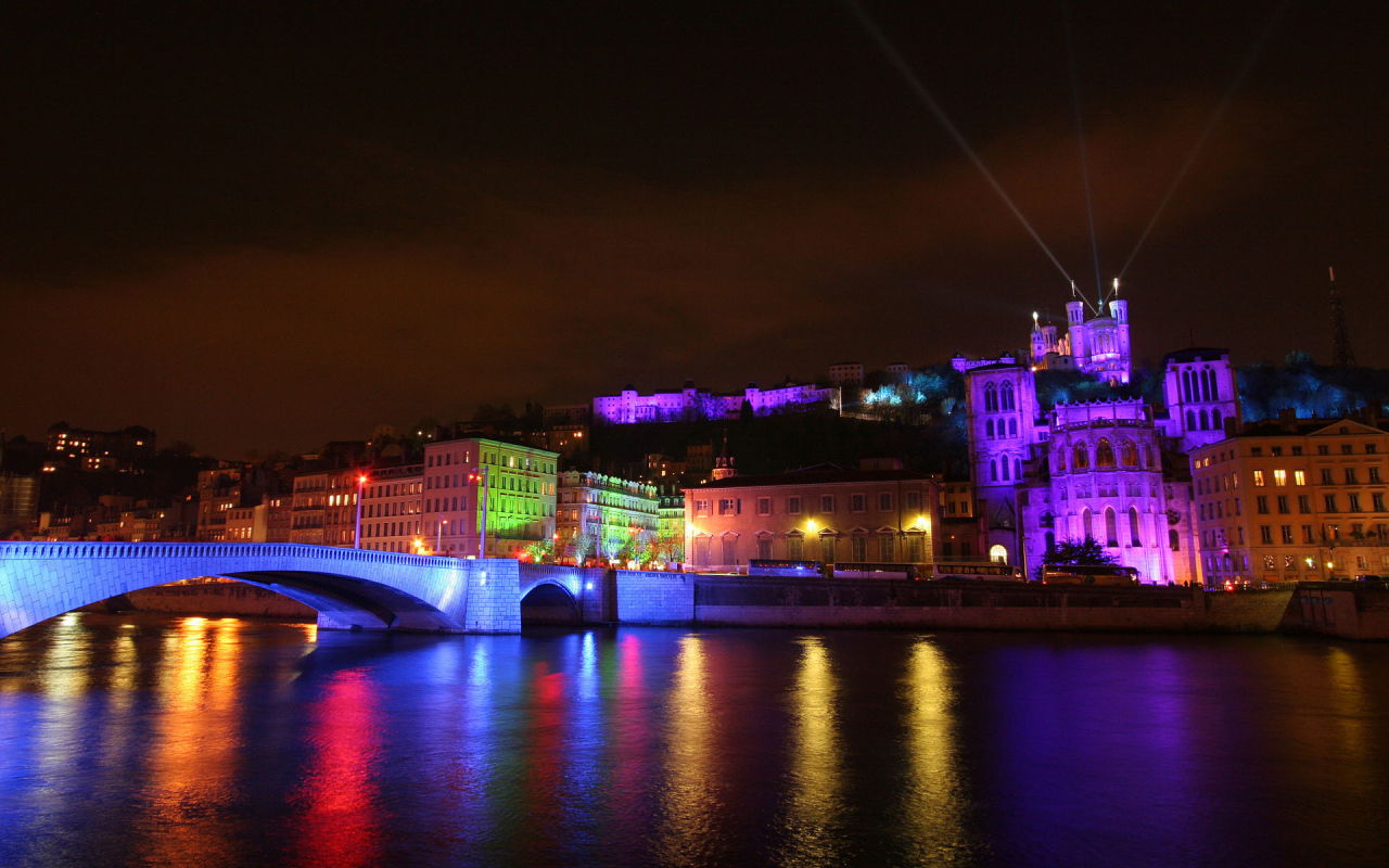 Праздничная иллюминация в городе Лион, Франция