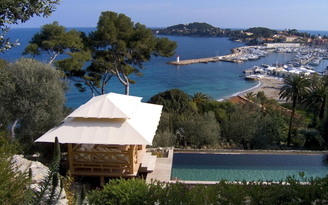 Беседка на побережье на курорте Сен-Жан-Кап-Ферра, Франция