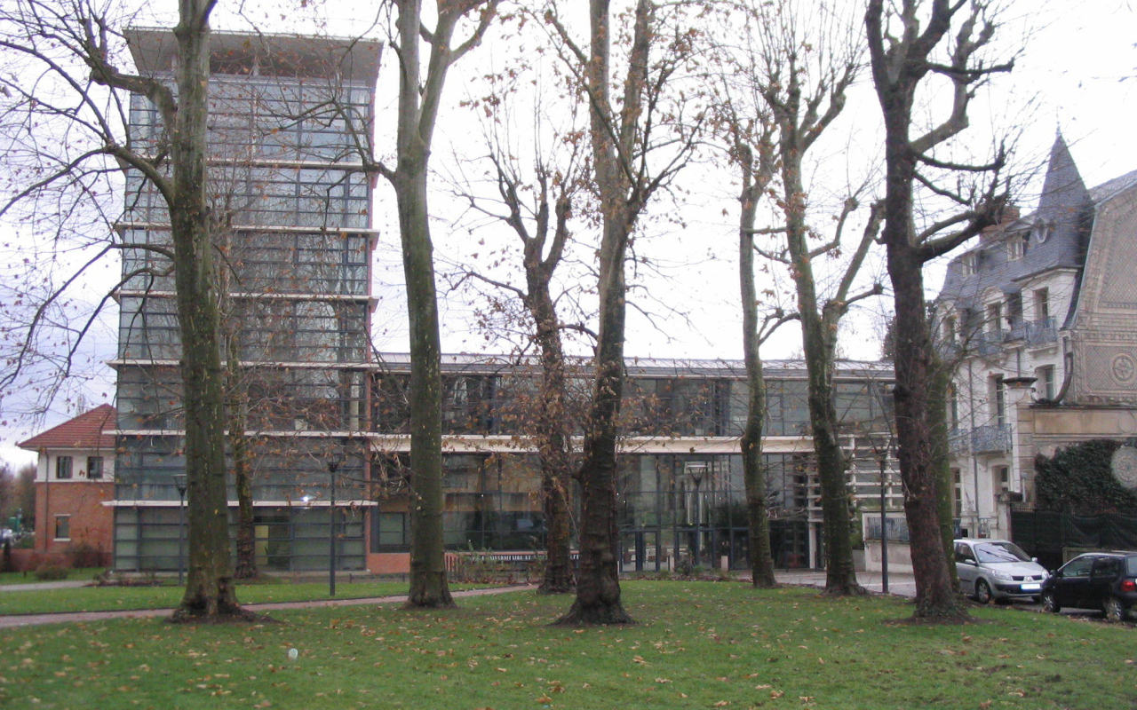 Стеклянное здание в городе Виши, Франция