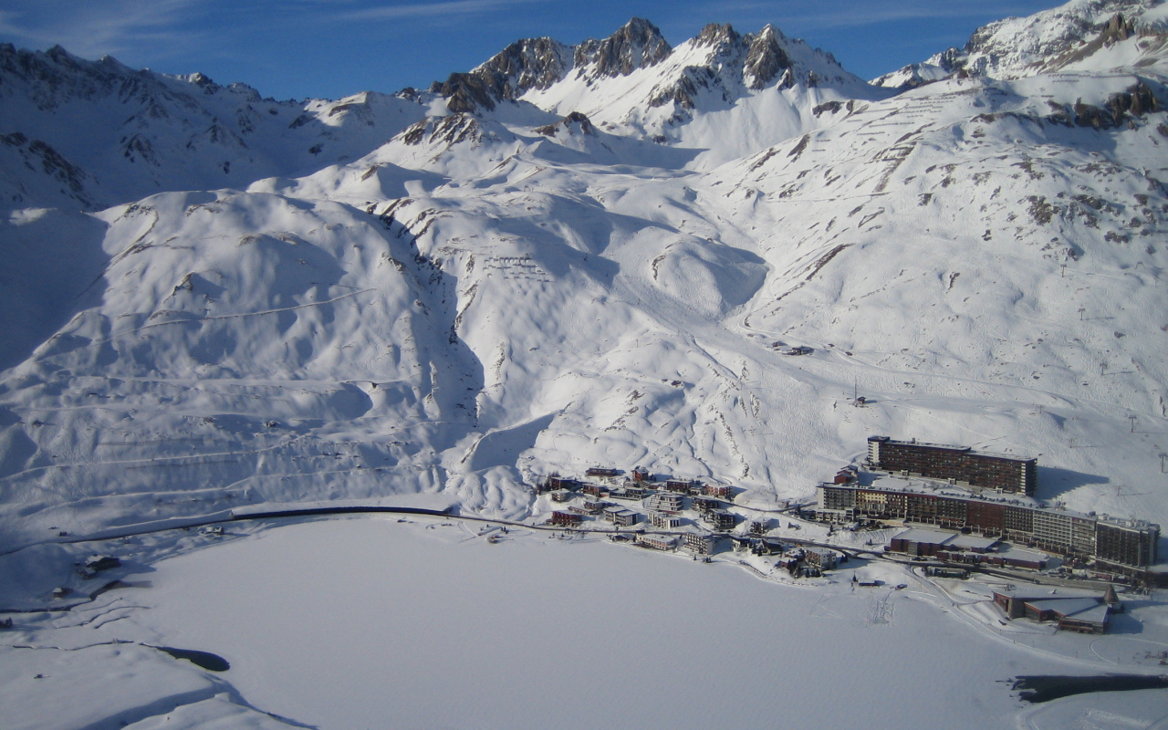 Дома у подножия горы на горнолыжном курорте Тинь, Франция