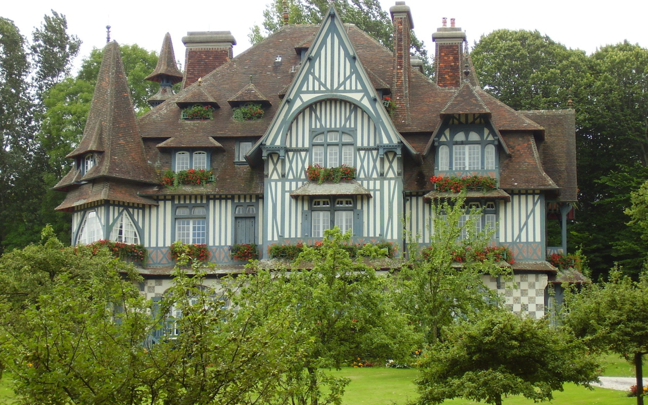 Дом среди зелени на курорте Довиль, Франция