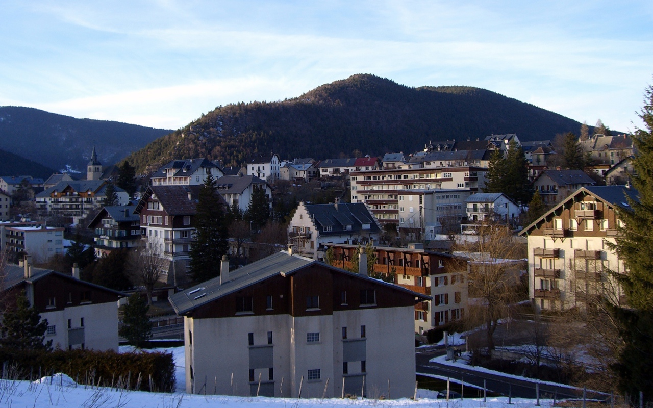 Город на курорте Виллар-де-Ланс, Франция