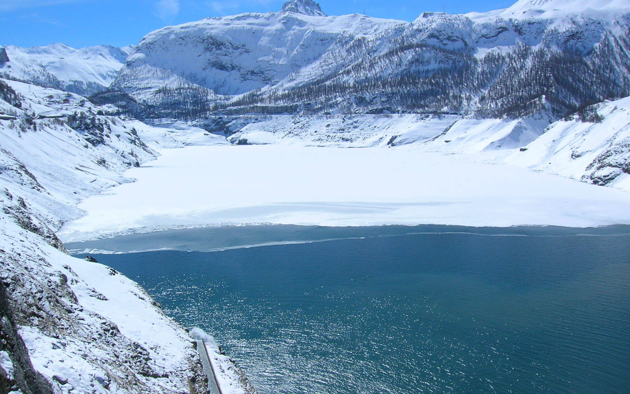 Озеро на горнолыжном курорте Тинь, Франция
