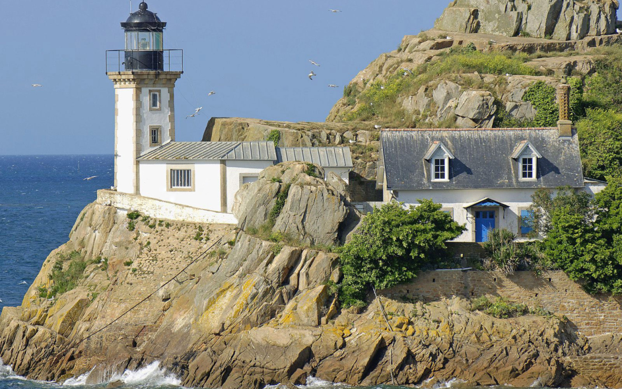 Маяк на курорте Мирамар Круести, Франция