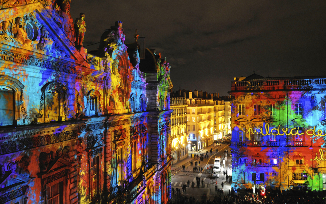 Подсветка зданий в городе Лион, Франция