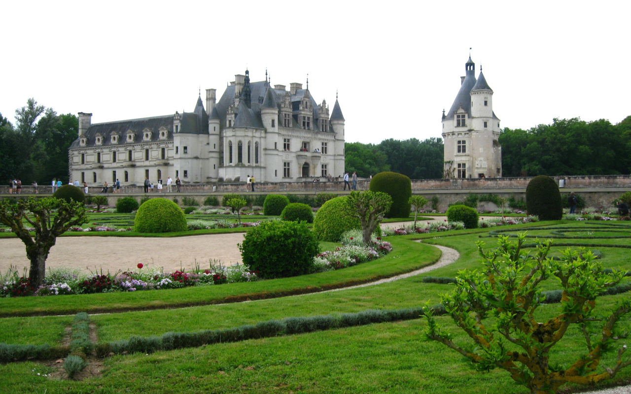 Роскошный парк перед замком в Луаре, Франция