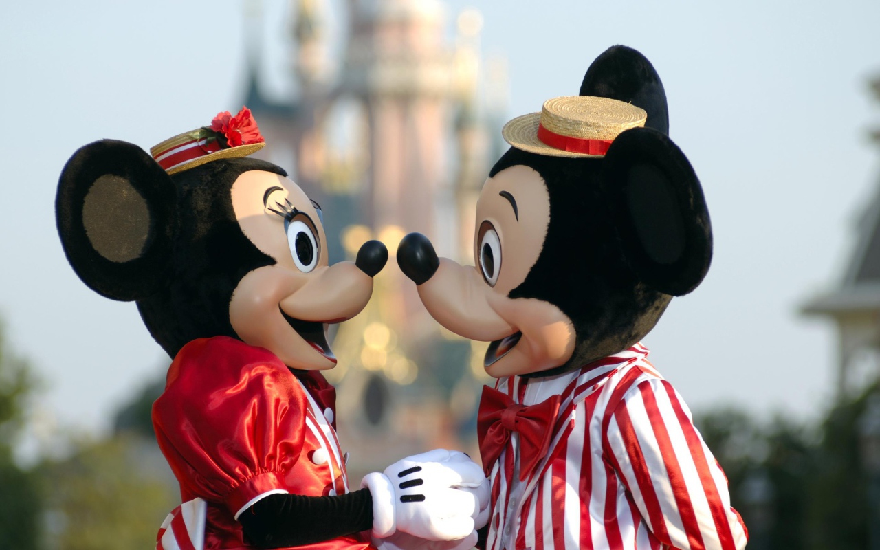 Микки и Мини в Диснейленде, Франция