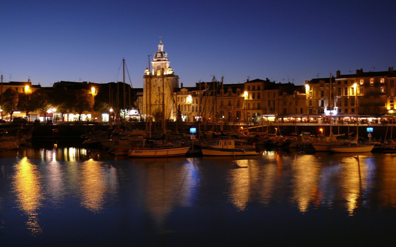 Ночные огни в городе Марсель, Франция