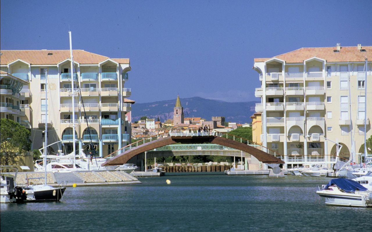 Порт на фоне города на курорте Порт Де Фрежюс, Франция