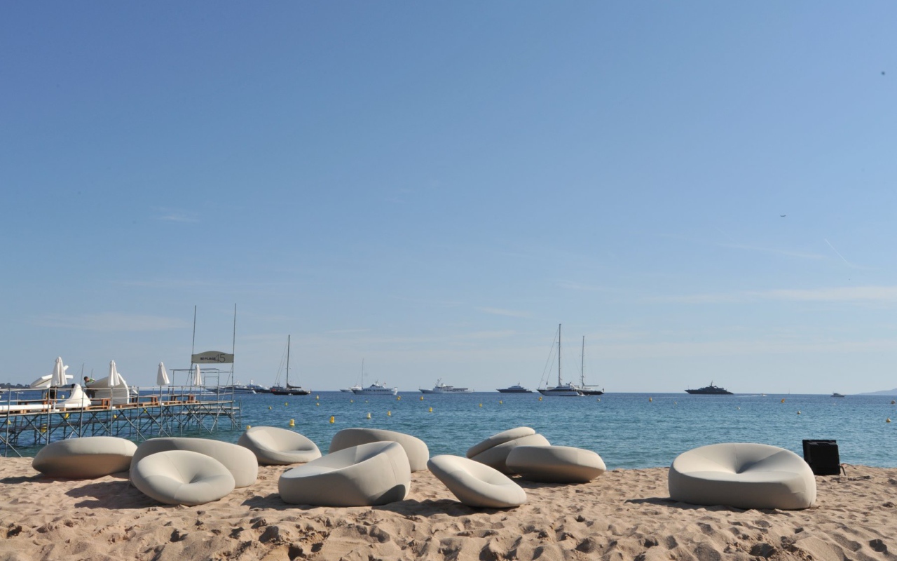 Отдых на пляже в Каннах, Франция