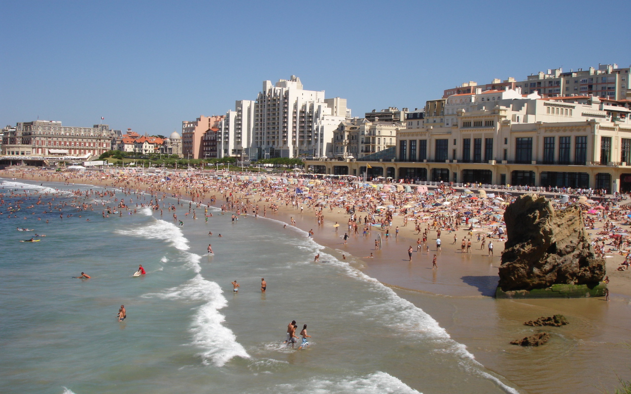 Отдых на пляже на курорте Биарриц, Франция