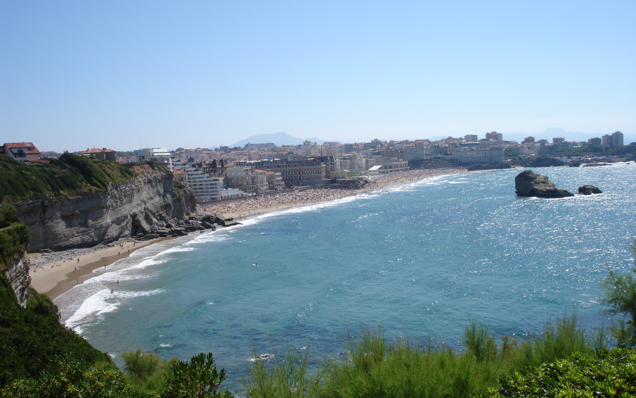 Скалы у берега на курорте Биарриц, Франция