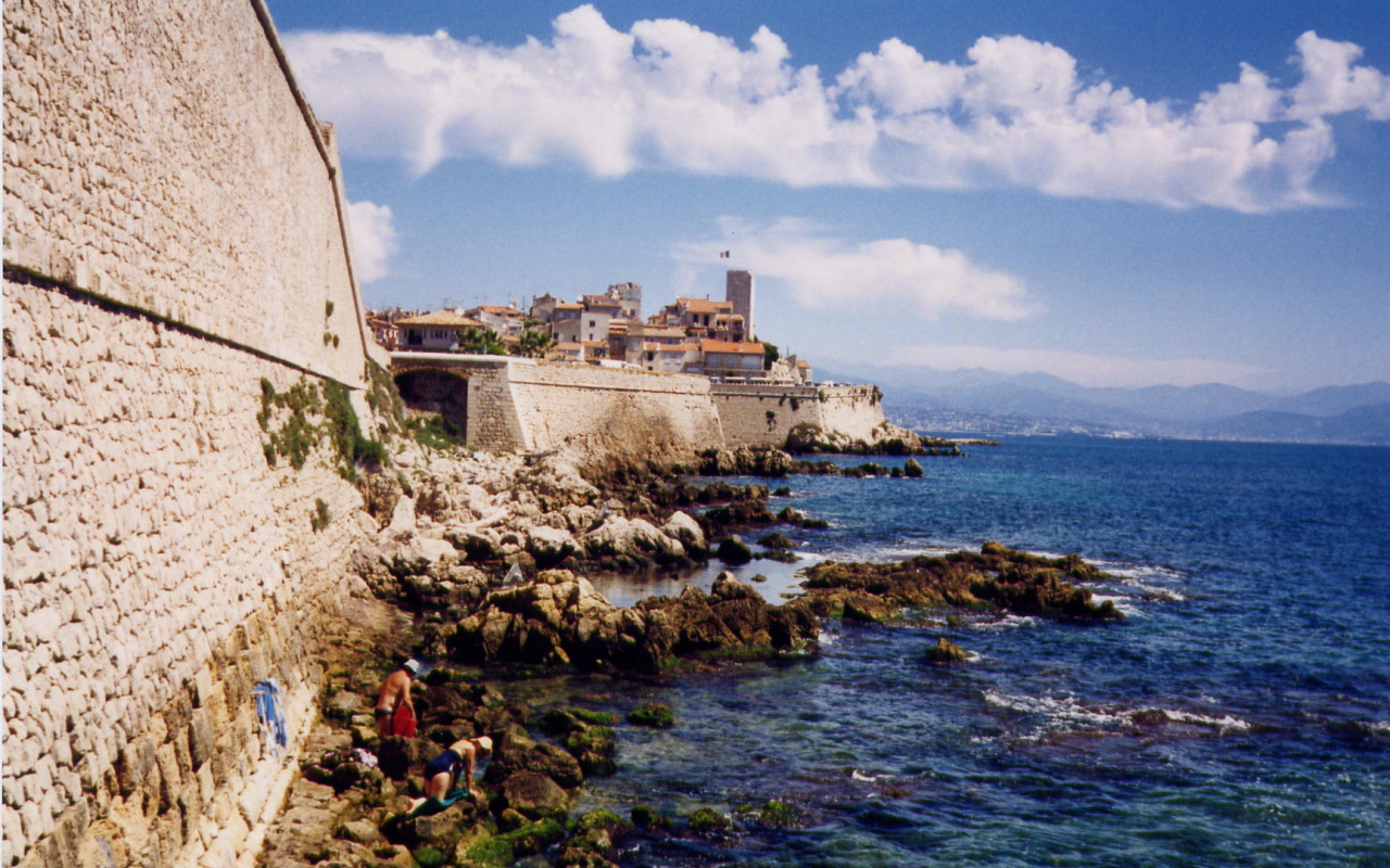 Каменистый берег на курорте Антибы, Франция