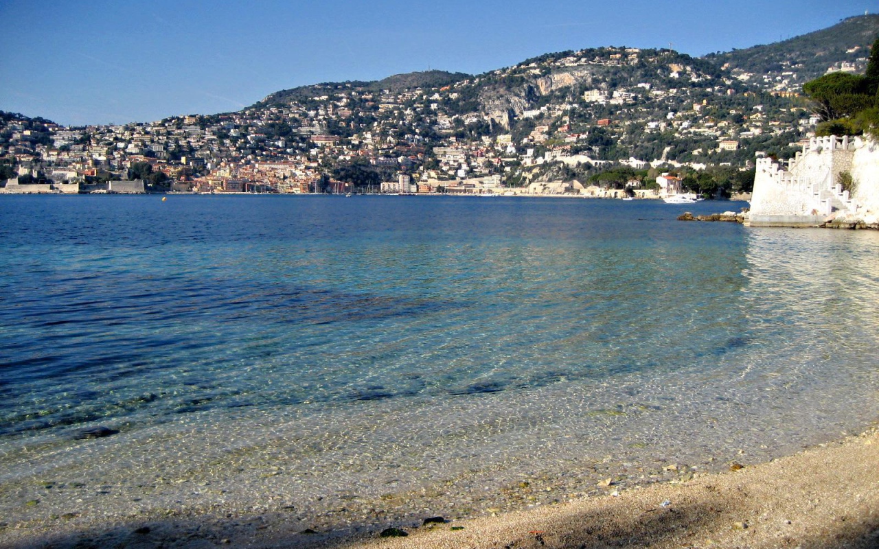 Морской залив на курорте Сен-Жан-Кап-Ферра, Франция