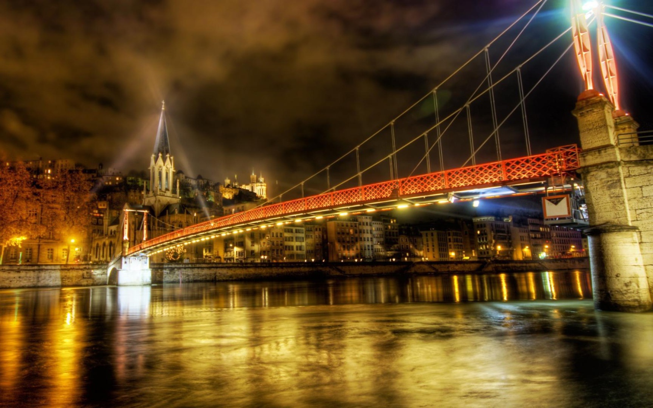 Сияющий мост в городе Лион, Франция
