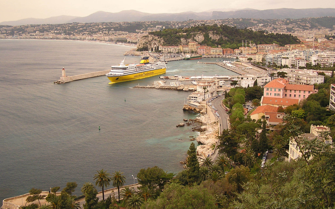Лайнер в порту в городе Ницца, Франция