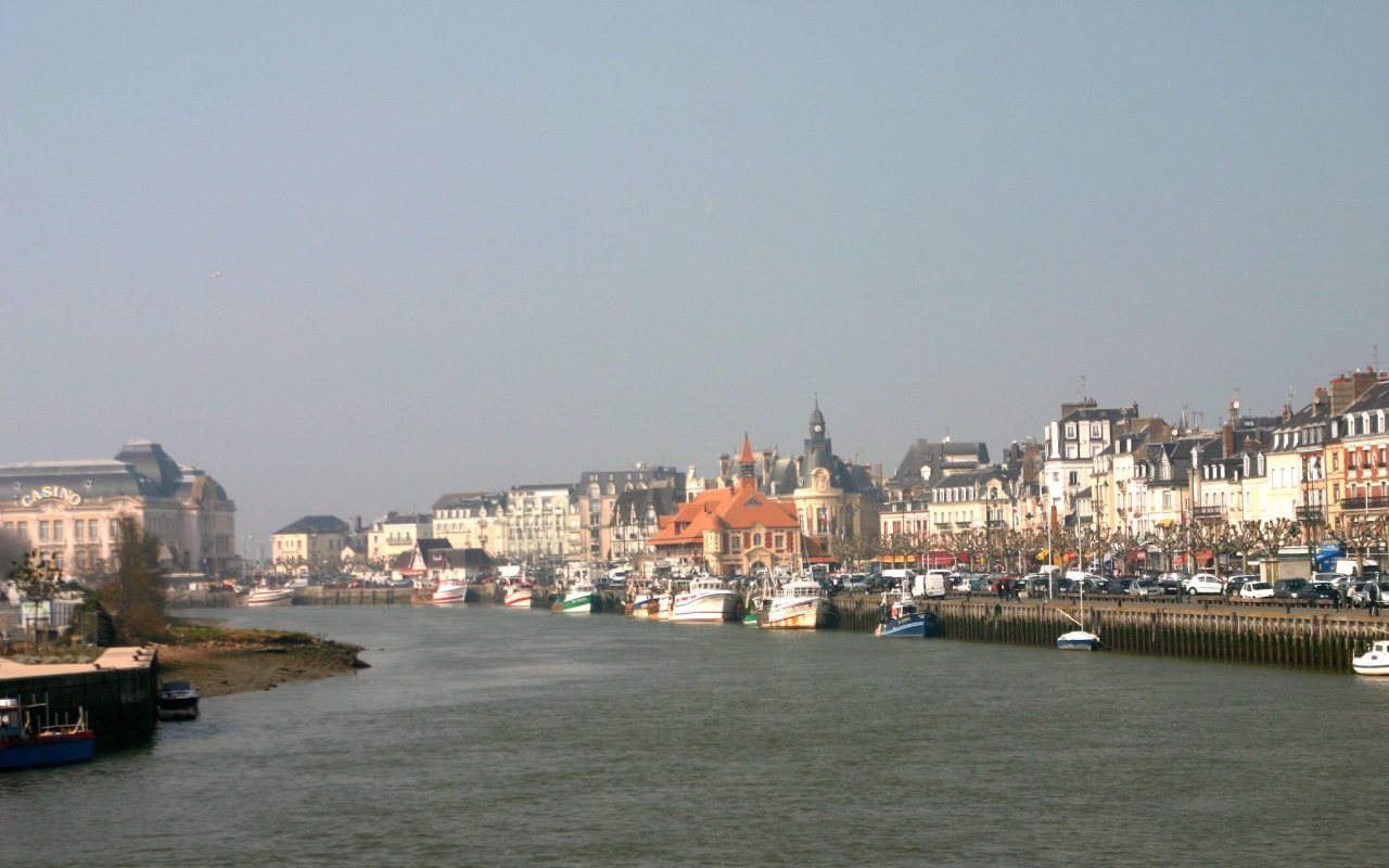 Корабли у набережной на курорте Довиль, Франция